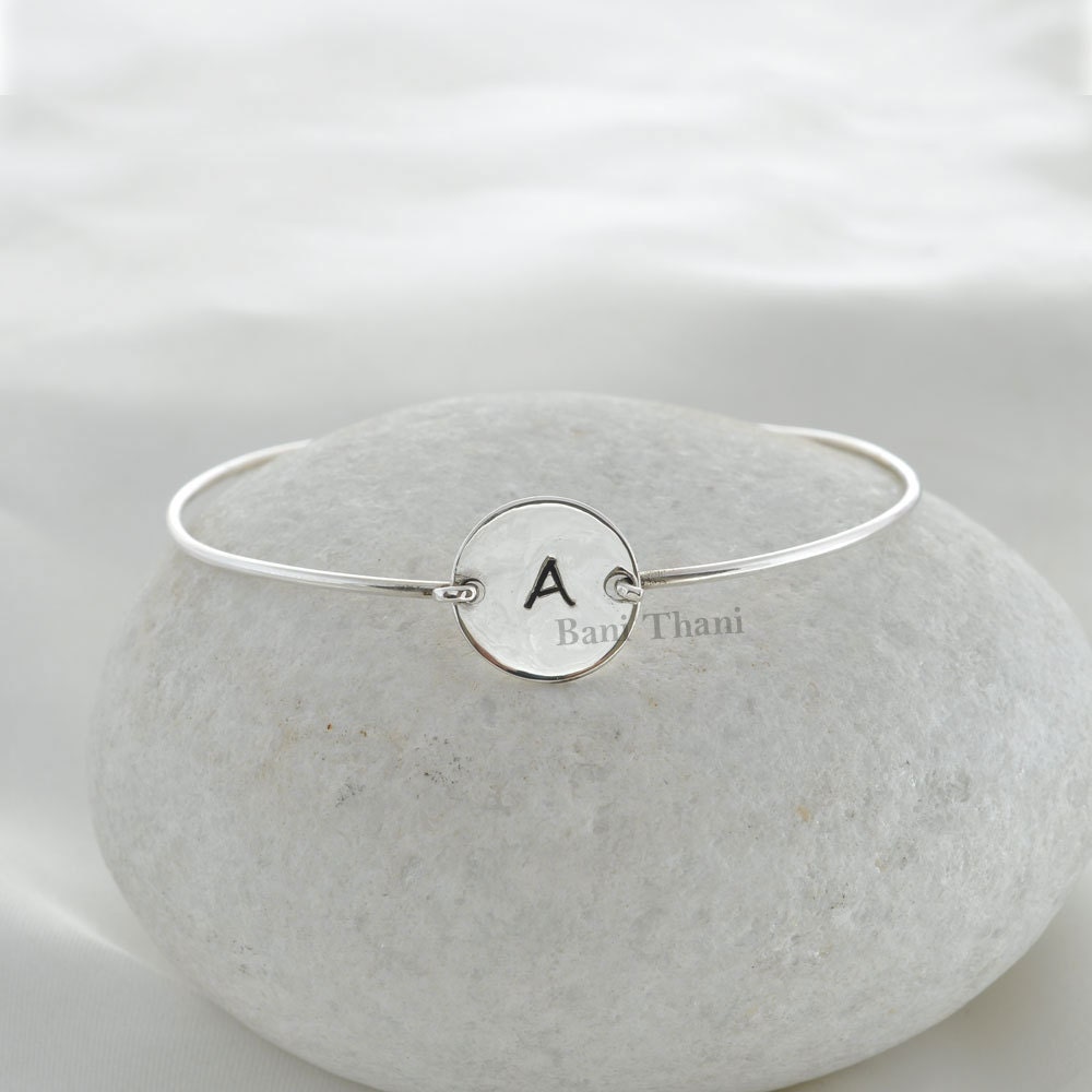 Personalisierter Alphabet Armreif Handgestempeltes Armband - Handgefertigtes Reines Silber Künstlicher Schmuck Für Sie Geschenk Nichte Personalisierter Alphabet Armreif Handgestempeltes Armband - Handgefertigtes Reines Silber Künstlicher Schmuck Für Sie Geschenk Nichte von BaniThani