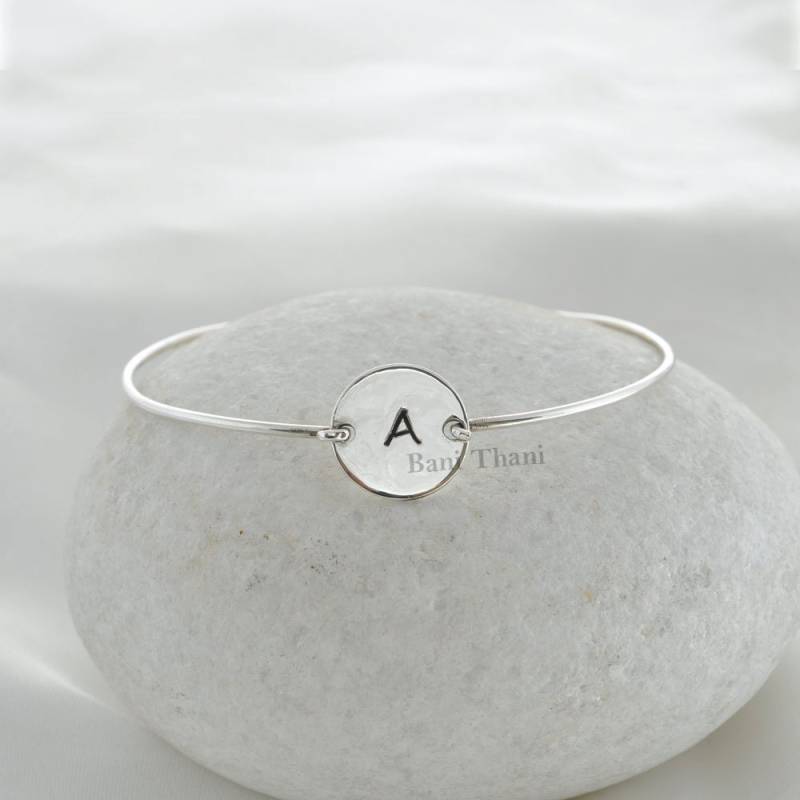Personalisierter Alphabet Armreif Handgestempeltes Armband - Handgefertigtes Reines Silber Künstlicher Schmuck Für Sie Geschenk Nichte Personalisierter Alphabet Armreif Handgestempeltes Armband - Handgefertigtes Reines Silber Künstlicher Schmuck Für Sie Geschenk Nichte von BaniThani