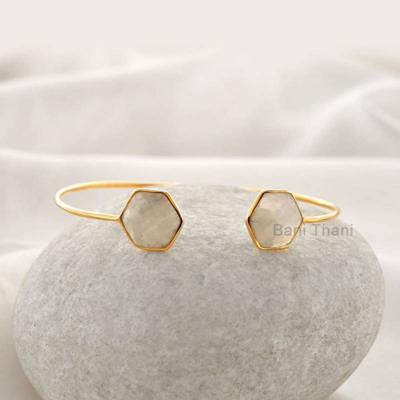 Regenbogen Mondstein Facettiert Hexagon 12mm Micron Vergoldet 925 Sterling Silber Armreif #1261 von BaniThani