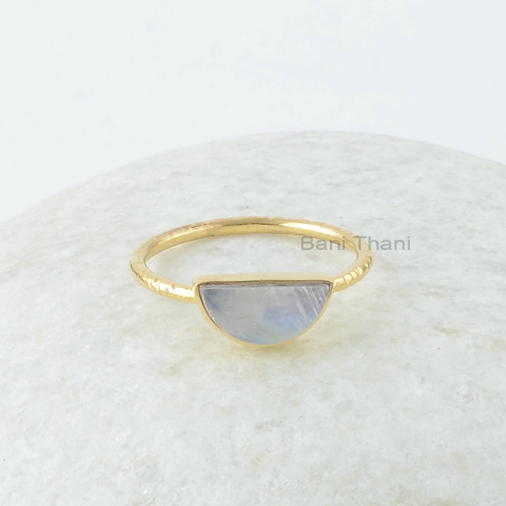 Regenbogen-Mondstein-Ring - 5 X 10 Mm Halbmond Vergoldet Reines Silber Handgefertigter Ring Schmuck Großhandel Für Sie von BaniThani