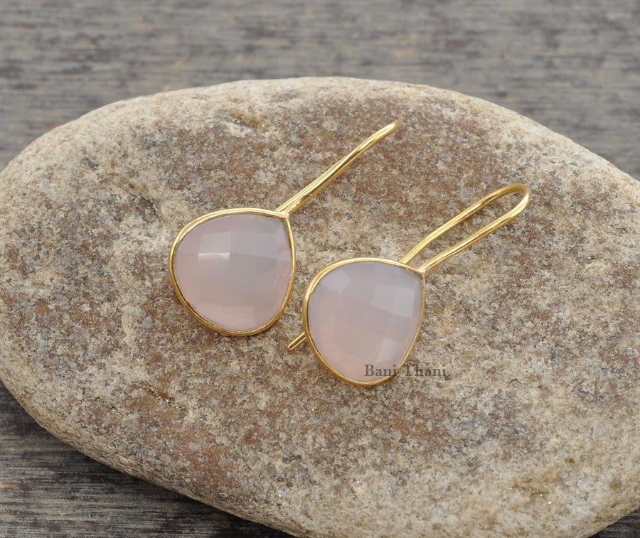 Rosa Chalcedon Facettierte Herz 12 Mm Edelstein Tropfen Ohrringe, Vergoldete 925 Sterling Silber Ohrhänger, Geschenk Ohrring, Zarte Ohrringe von BaniThani