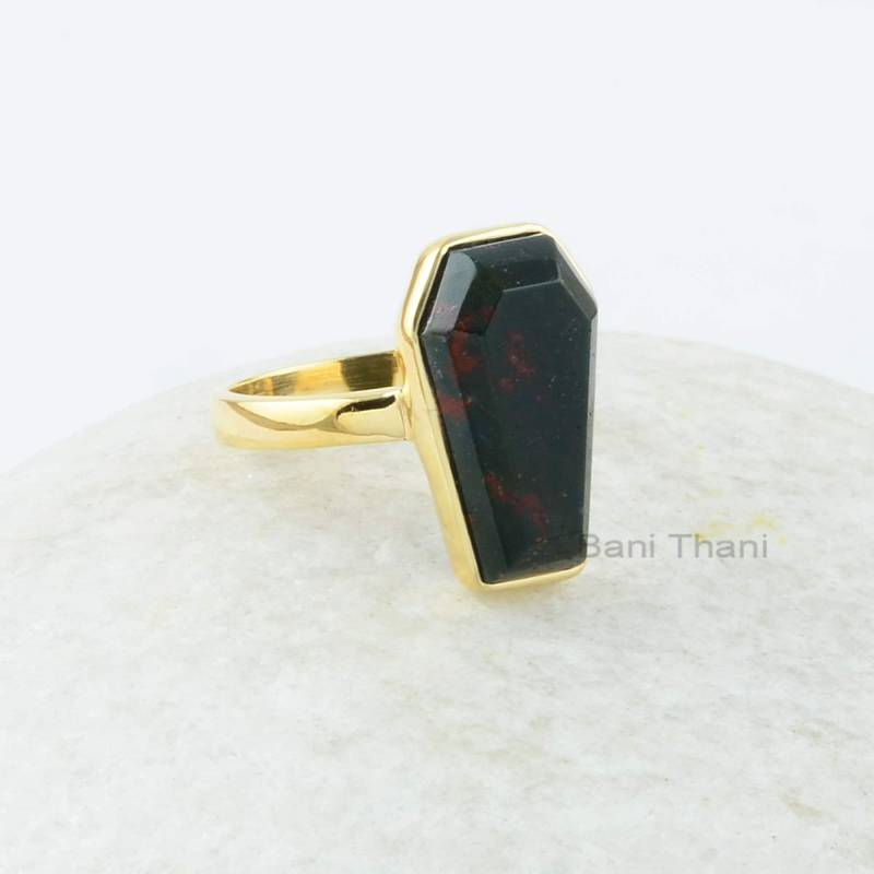 Sarg Ring, Blutstein 10 X 17 Mm Form Edelstein Silber Vergoldeter Bezel 925 Ring von BaniThani