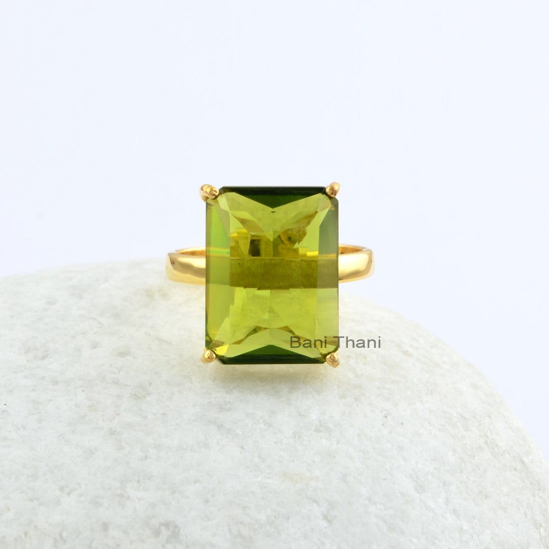 Schöner Peridot Quarz Rechteck Edelstein Prong Set Ring - 925 Sterling Silber Vergoldet Geburtstagsgeschenk Weihnachtsgeschenk von BaniThani