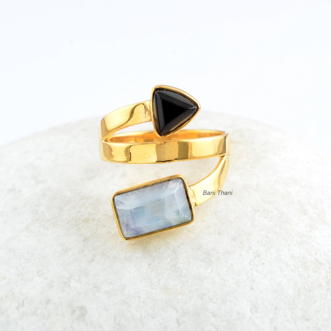 Schwarz Onyx Ring-Schwarz Und Regenbogen Mondstein Ring, Handgemachte 925 Sterling Silber Vergoldet 6 X 10 Mm Oktagon, Trillion Edelstein von BaniThani