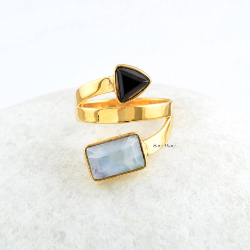 Schwarz Onyx Ring-Schwarz Und Regenbogen Mondstein Ring, Handgemachte 925 Sterling Silber Vergoldet 6 X 10 Mm Oktagon, Trillion Edelstein von BaniThani