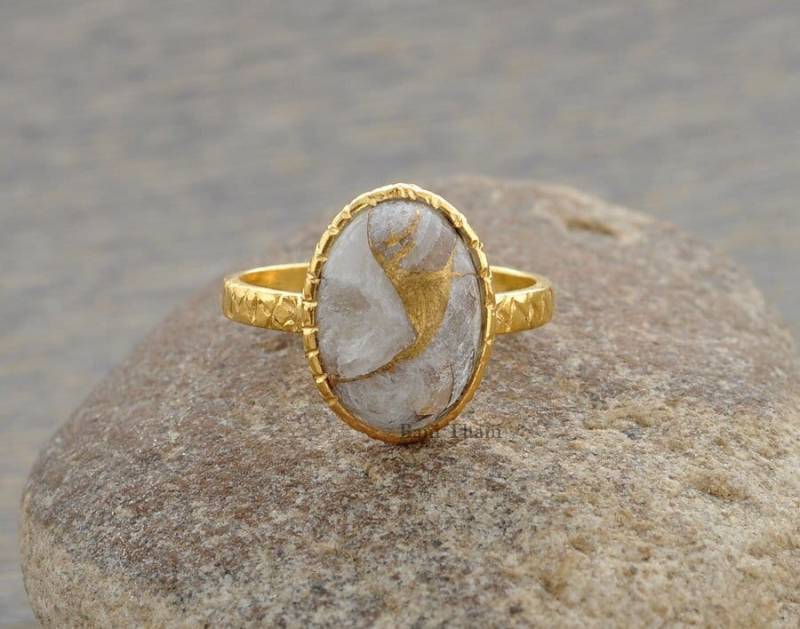 Silberring, Gehämmerter Ring, Kupfer Weiß Calcit Oval 10x14mm Vergoldete 925 Sterling Silber Lünette Stein Ring von BaniThani