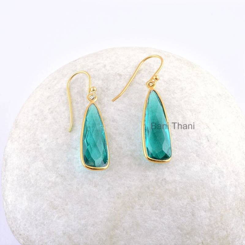 Türkis Quarz Facettierte Lange Dreieck Tropfen Ohrring - Vergoldeter 925 Sterling Silber 7 X 24 Mm Edelstein von BaniThani