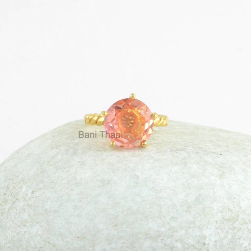 Verdrehter Ring, Prong Set Rosa Turmalin Doublette Quarz 11 Mm Runder Edelstein 925 Sterling Silber Vergoldet Weihnachtsgeschenk von BaniThani