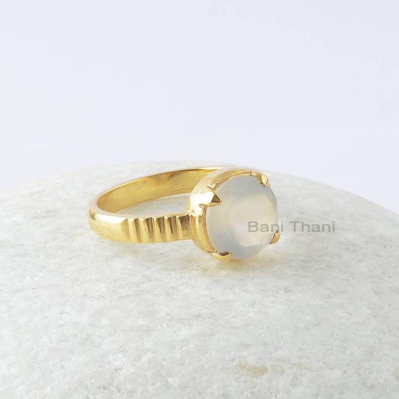 Weißer Chalcedon Runder Edelstein Ring - Prong Set Vergoldeter 925 Sterling Silber Braut Geschenk Halloween Für Mama von BaniThani