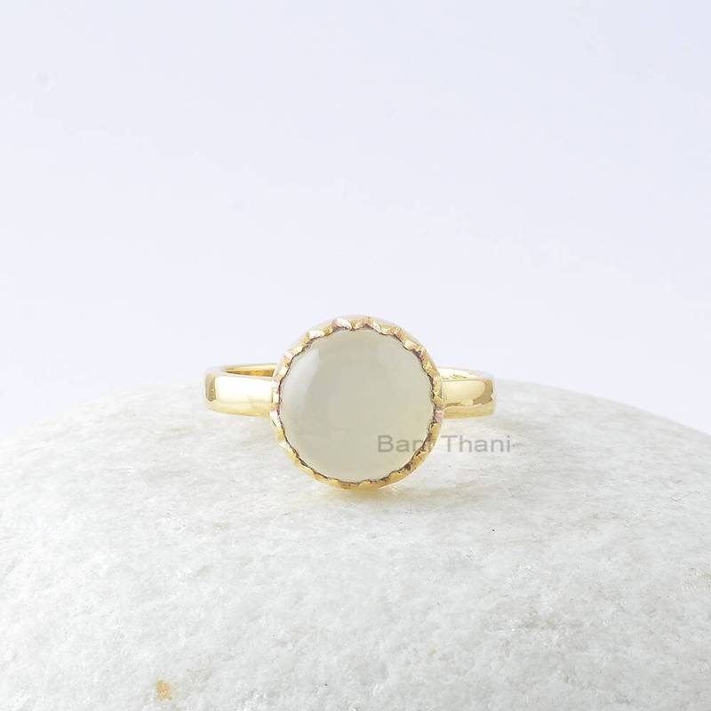 Weißer Chalcedon Zig Zag Ring - Vergoldeter Handgemachter 925 Sterling Silber Runder Edelstein Valentinstag Geschenk Sie von BaniThani