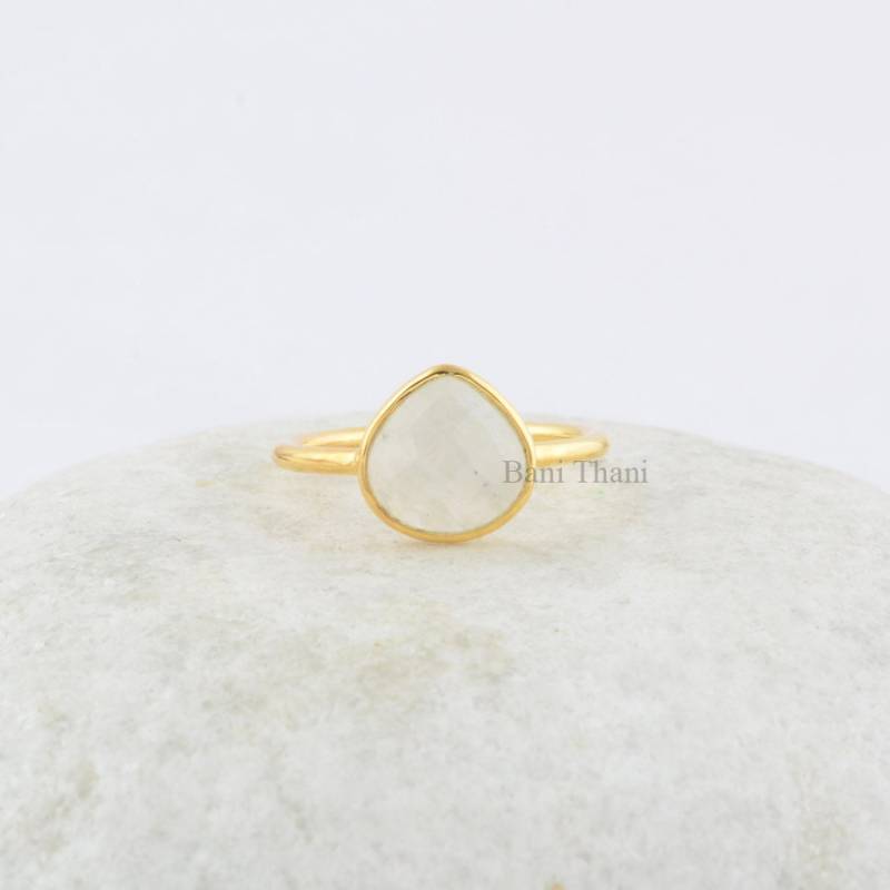 White Rainbow Mondstein Facettierte Birne Form Ring - Edelstein Pear Micron Vergoldet 925 Sterling Silber Lünette Schmuck von BaniThani