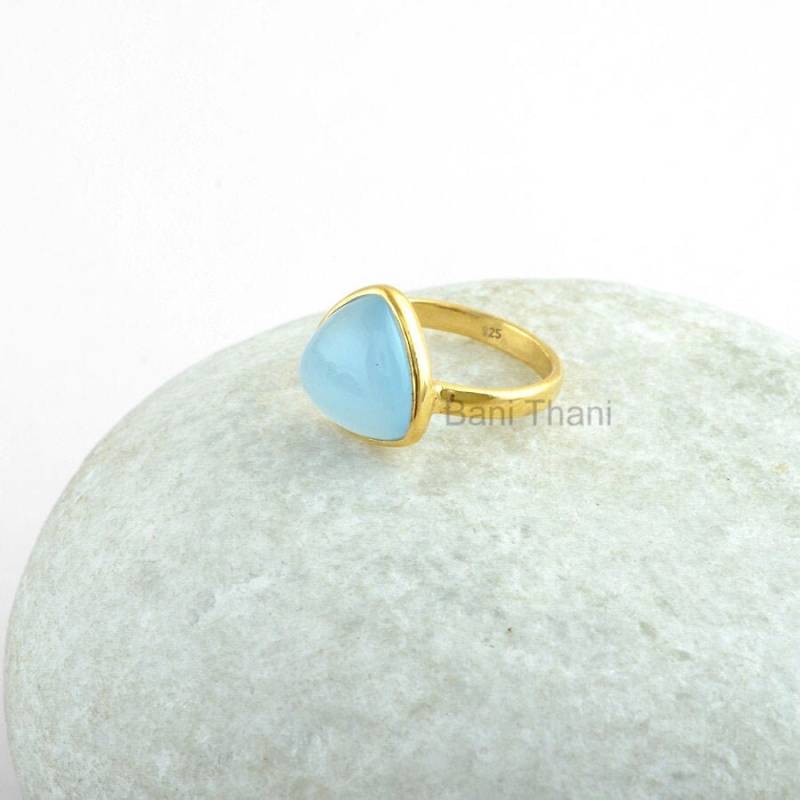 Wunderschöner Ring, Blauer Chalcedon 11 Mm Trillion Edelstein-Ring, 925 Sterling Silber Vergoldet Lünette Jubiläumsgeschenk Zierliche Ring von BaniThani