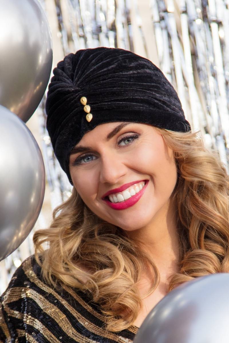 Hexenmeister-Samt-Turban-Hut in Schwarz von Banned Retro