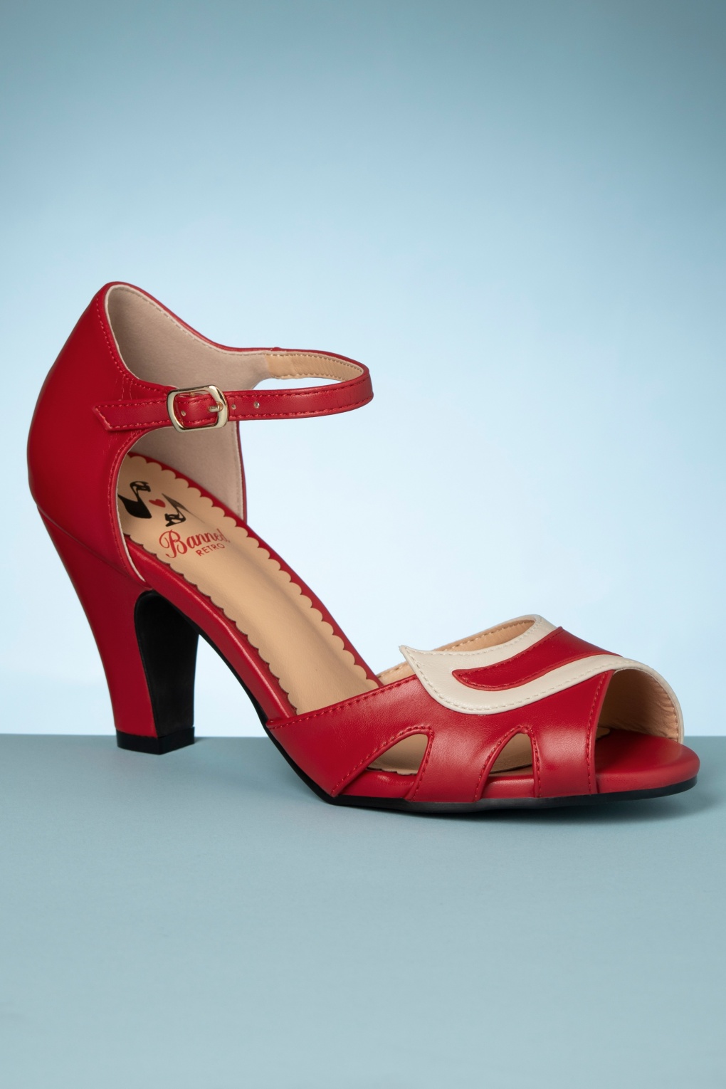 Mable Peeptoe Pumps in Rot von Banned Retro