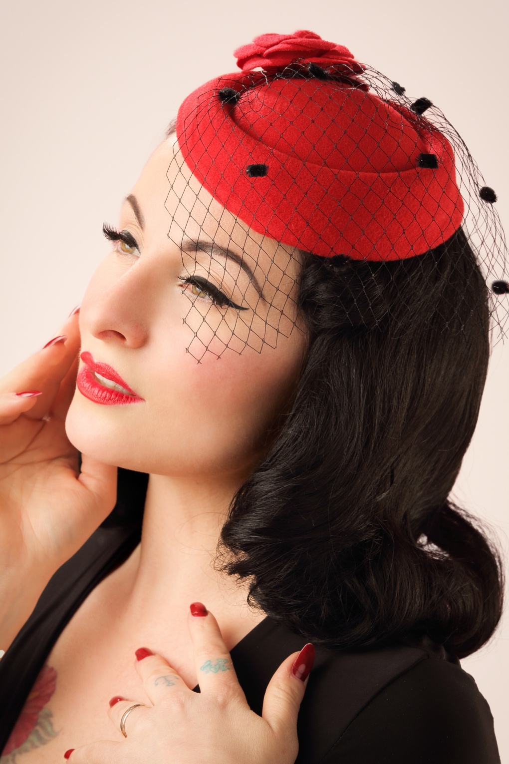 Marilyn Fascinator in Rot von Banned Retro