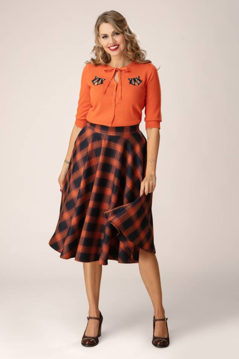Winter Check Swing-Rock in Orange und Navy. von Banned Retro