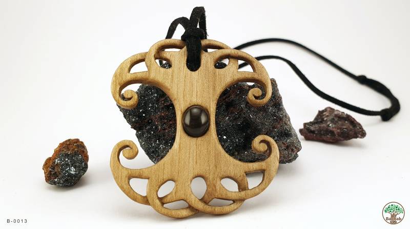 Handgemachte Holzkette Mit Schwarzem Achat-Edelstein Handgemachte Holzkette Mit Schwarzem Achat-Edelstein von BaobabCraftsCo