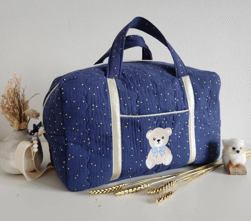 Wickeltasche Mit Gesticktem Teddybär, Reisetasche, Doppelt Gesteppte Baumwollgaze in Indigoblau Goldenen Punkten. Wochenendtasche von BarbaraCatillon