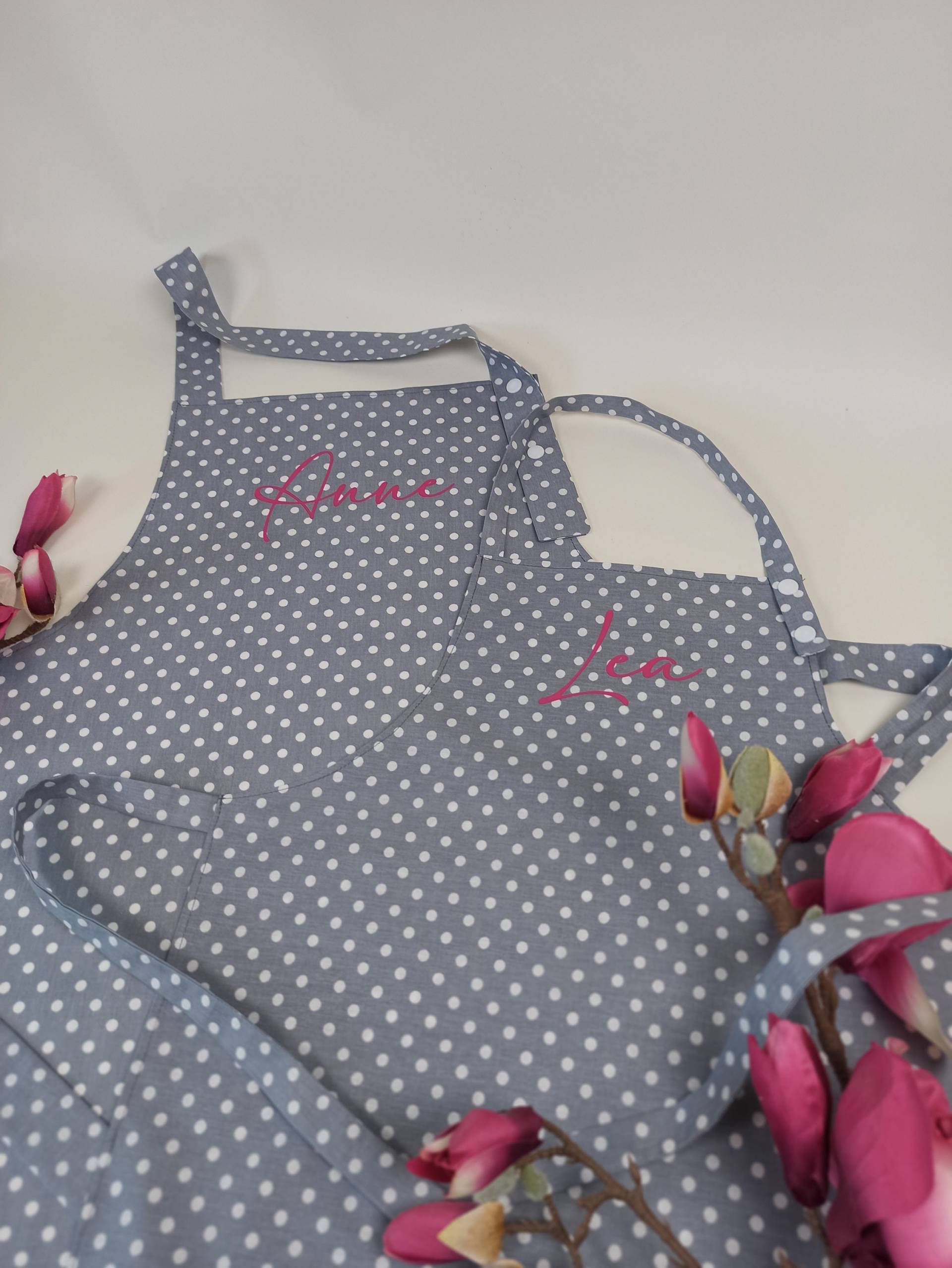 Personalisierter Schürzenset Für Mama Und Tochter Auf Grauem Cannvas Mit Punkten Handgemacht von BarbarasGiftsByAdina