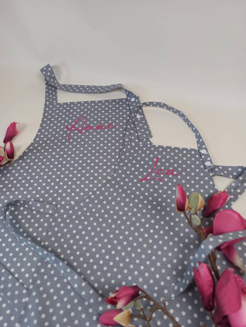 Personalisierter Schürzenset Für Mama Und Tochter Auf Grauem Cannvas Mit Punkten Handgemacht von BarbarasGiftsByAdina