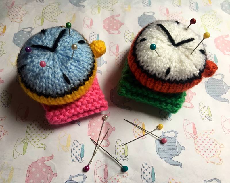 Gestrickte Armbanduhr Nadelkissen Neuheit Nähgeschenk von BarbarasWoolyFriends