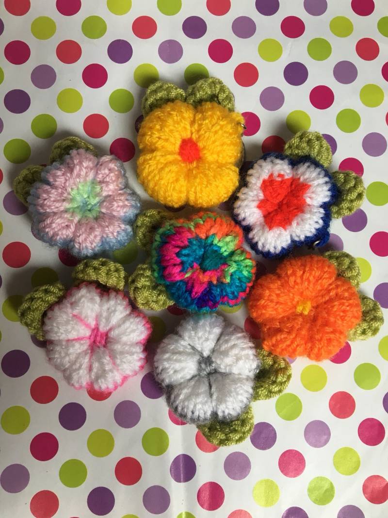 strickblume Brosche Bunte Gestreifte Handmade Anstecknadel von BarbarasWoolyFriends