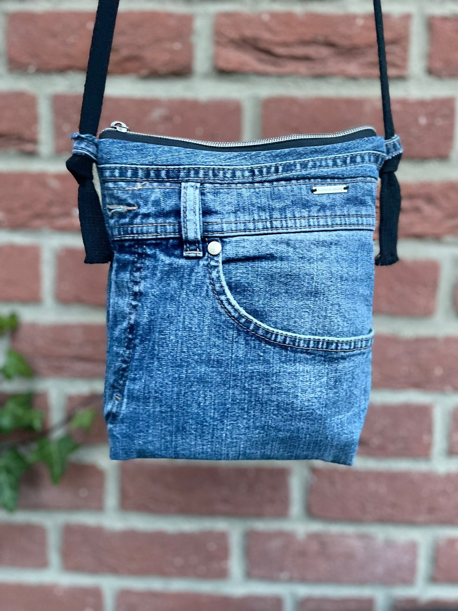 Umhängetasche Aus Jeans/ Jeanstasche/ Handarbeit/ Upcycling/ Nachhaltig/ Handtasche/ Classic/ Unisex/ Basic/ Handmade/ Unikat/ Barbarasche Umhängetasche Aus Jeans/ Jeanstasche/ Handarbeit/ Upcycling/ Nachhaltig/ Handtasche/ Classic/ Unisex/ Basic/ Handmade/ Unikat/ Barbarasche von Barbarasche