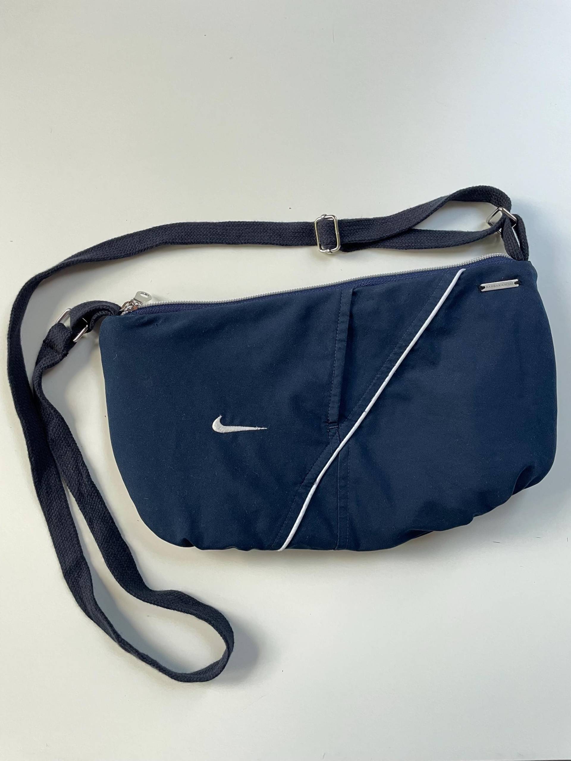 Umhängetasche Aus Trainingshose/ Handarbeit/ Upcycling/Nachhaltig/Handtasche/ Sporthose/Nike/Tasche/Handmade/Unikat/Barbarasche Umhängetasche Aus Trainingshose/ Handarbeit/ Upcycling/Nachhaltig/Handtasche/ Sporthose/Nike/Tasche/Handmade/Unikat/Barbarasche von Barbarasche