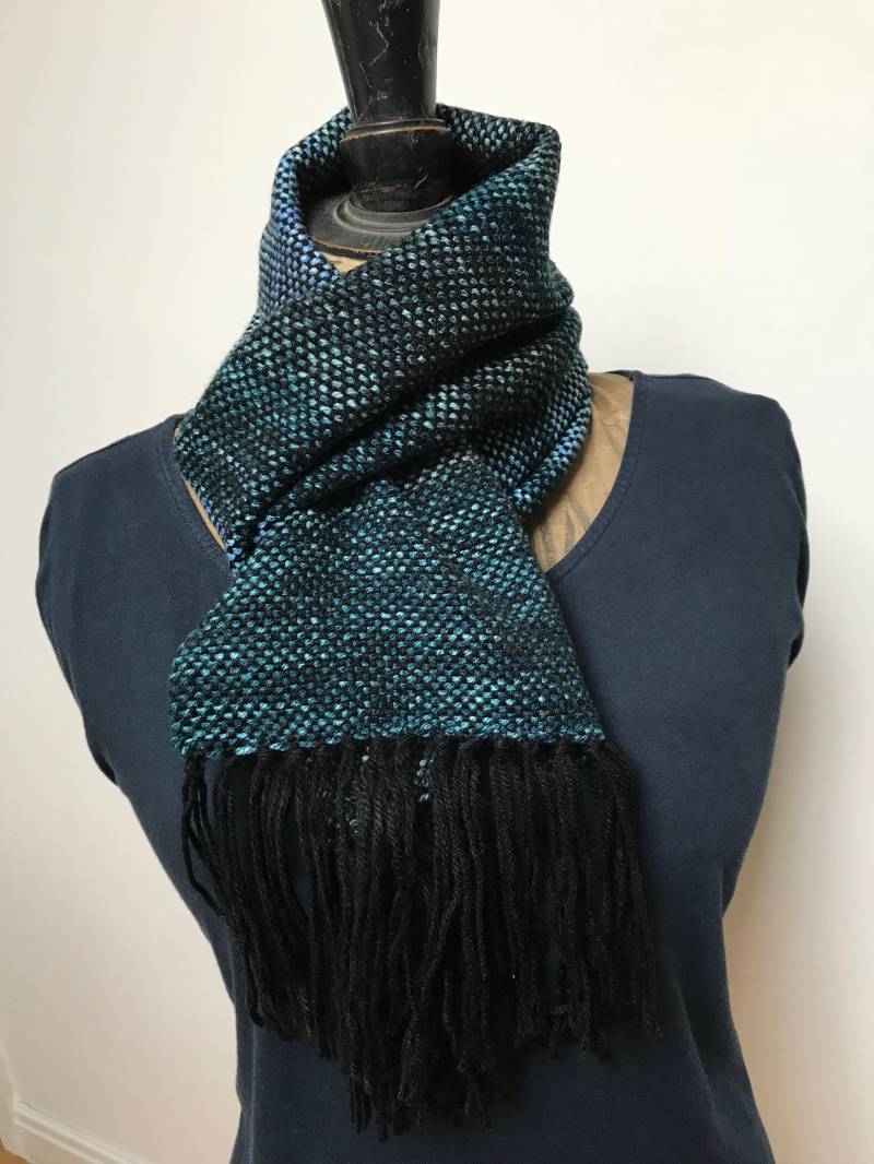 Handgewebte 100% Handgefertigte Fasern Schwarz Und Schattiert Blauer Schal Für Ihn/Sie. Versandfertig von Barbarasmakes