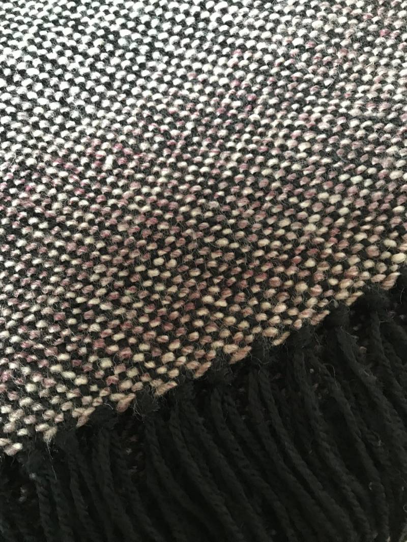 Handgewebte Mischfasern Mit Wolle Und Acrylschal in Landschaftstönen Schwarz, Braun, Beige Weinrot. Versandfertig von Barbarasmakes