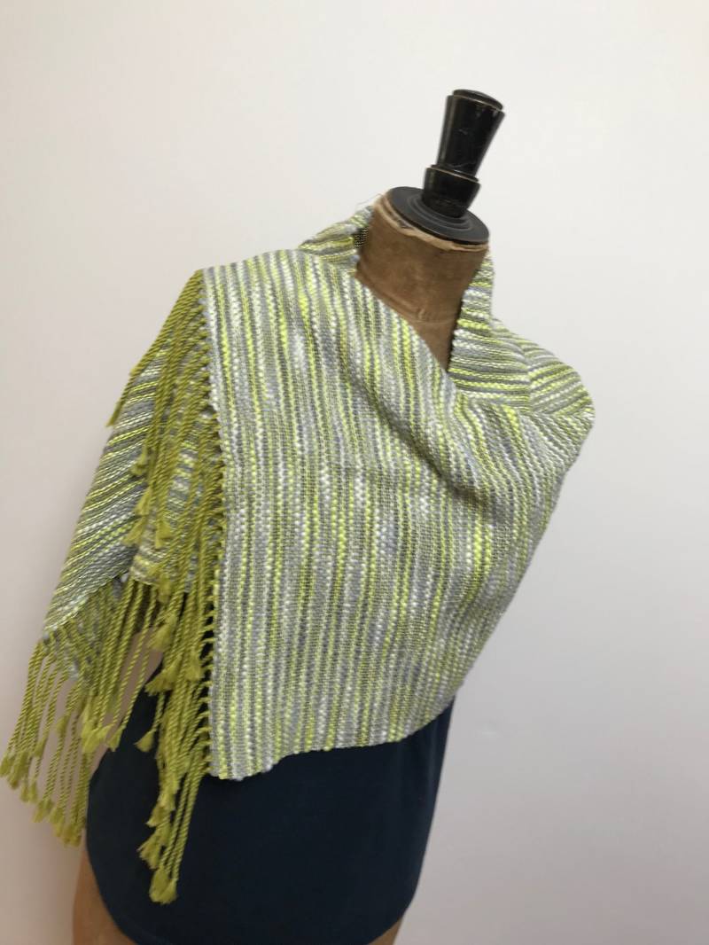 Handgewebtes 100% Reines Mattes Baumwoll-Kurztuch in Apfelgrün, Gelb, Weiß Und Grau. Versandfertig von Barbarasmakes