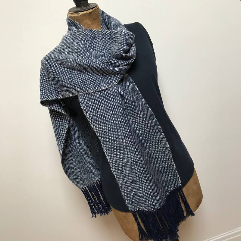 Luxuriöser 100% Naturfaser Handgewebter Schal Aus Merinowolle, Bambus Und Seide. Versandfertig Luxuriöser 100% Naturfaser Handgewebter Schal Aus Merinowolle, Bambus Und Seide. Versandfertig von Barbarasmakes