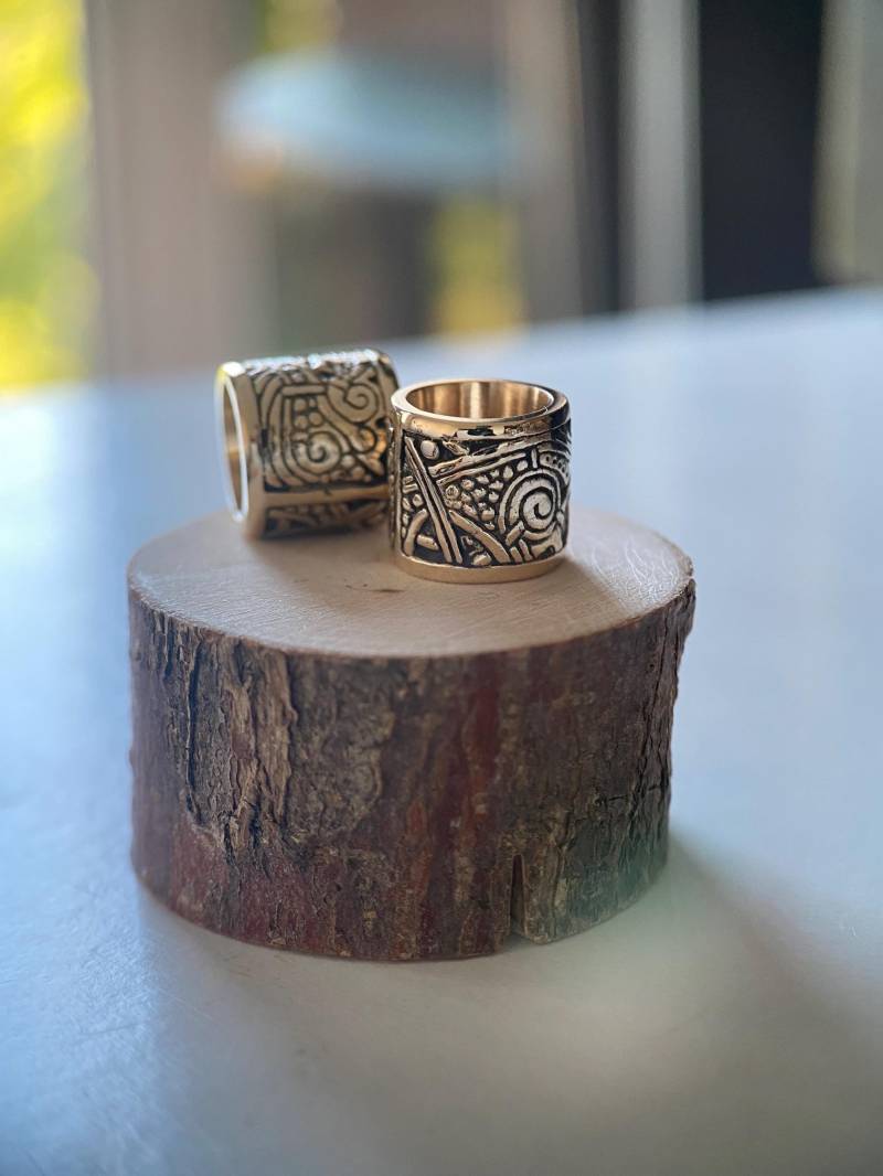 Fjalar - Große Bartperle 9 Mm Innendurchmesser Bronze Wikinger Bartring Im Muster Inspiriert Von Wikingermotiven von Barbariann