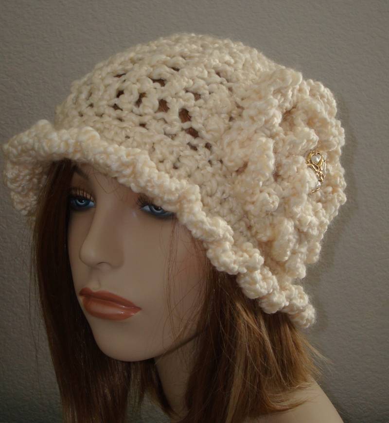 1920'style Hand Gehäkelte Rüschenborte Cloche Flapper Mütze Mit Passender Häkelter Blume/Cloche Hut/Damen Accessoires/Mode/Wintermode von BarbiesCraftingNook