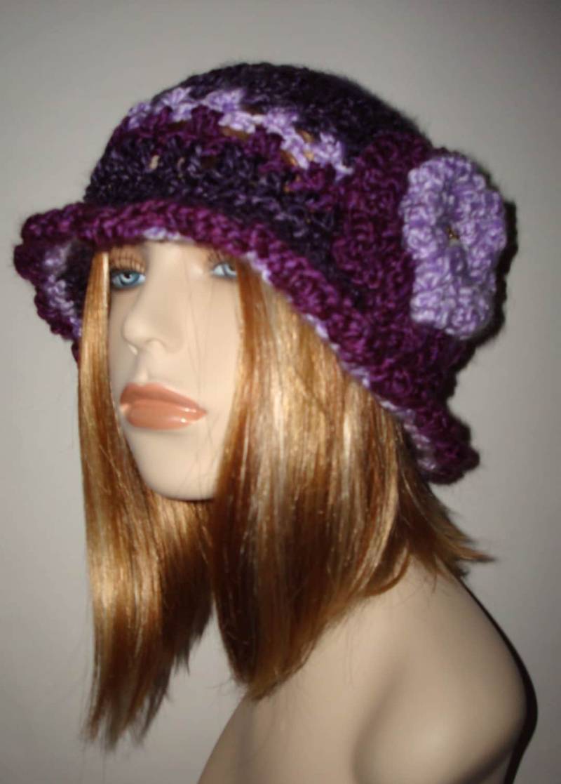 1920S Style Hand Gehäkelte Cloche Flapper Mütze/Lila/Cloche Hut/Damen Accessoires/Fashion Cloche/Winterhut/Herbst von BarbiesCraftingNook