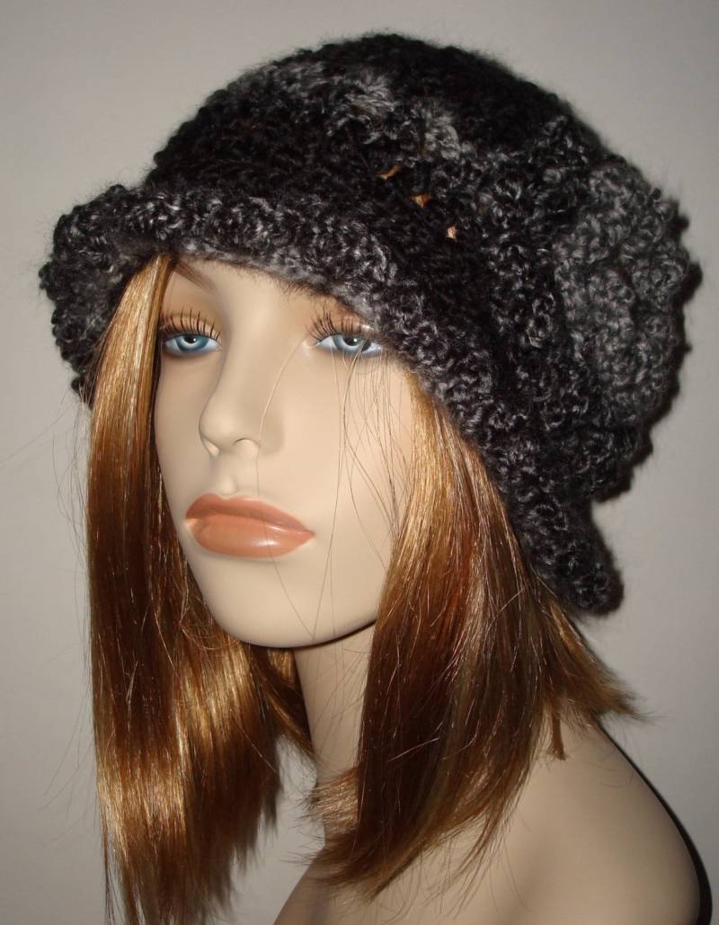 Atemberaubender 1920Er Stil Handgehäkelte Rüschenborte Cloche Flapper Hut/Cloche Hut/Damen Accessoires/Herbstmode/Winter/Schwarz & Grau's von BarbiesCraftingNook