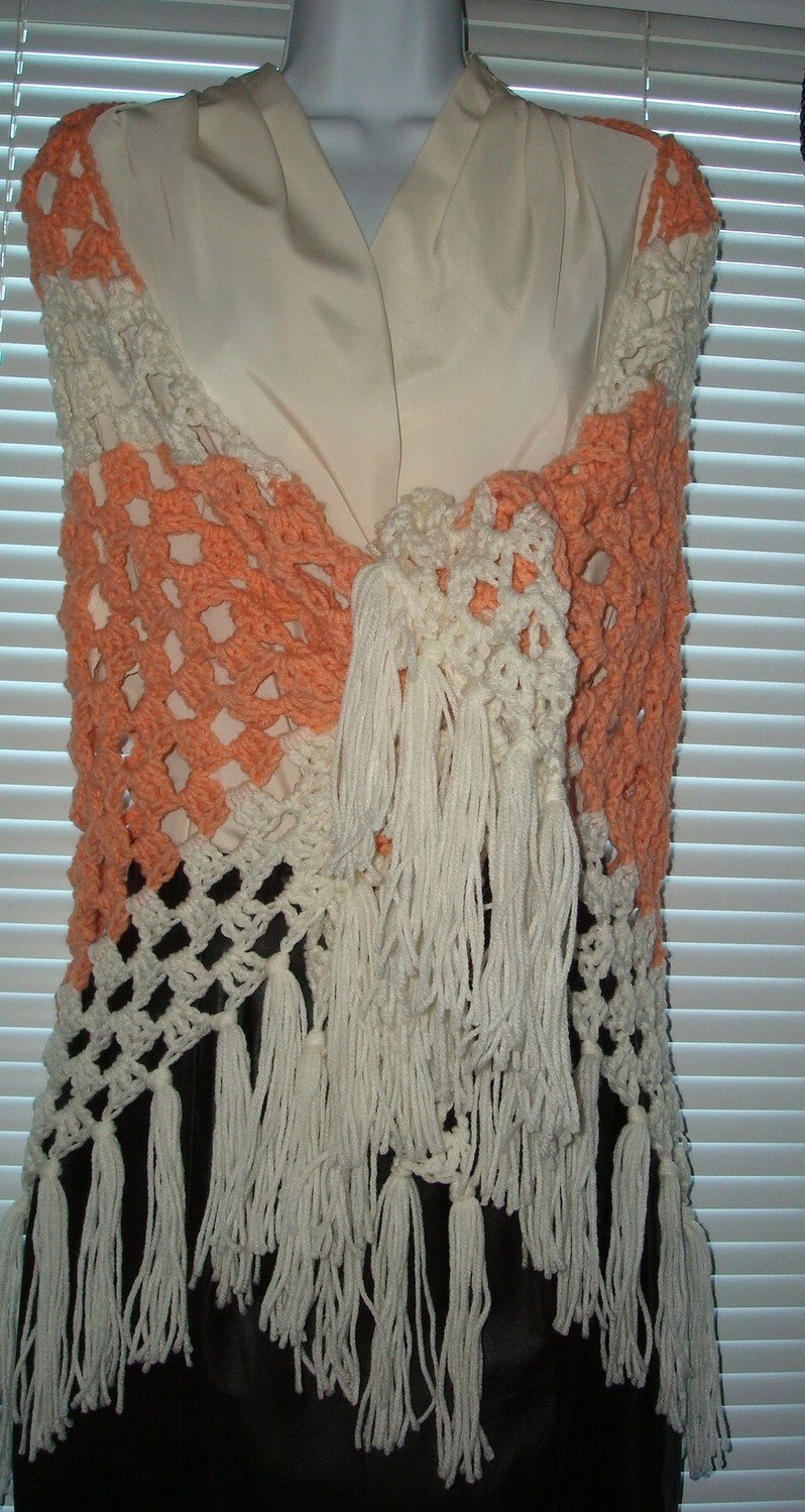 Dreieck Zweifarbige Handgehäkelte 3Er Strickstola/Weiches Weiß/Pfirsich/Fransentuch/Damenaccessoires/Herbst/Frühlingsaccessoires/Wrap Dreieck Zweifarbige Handgehäkelte 3Er Strickstola/Weiches Weiß/Pfirsich/Fransentuch/Damenaccessoires/Herbst/Frühlingsaccessoires/Wrap von BarbiesCraftingNook