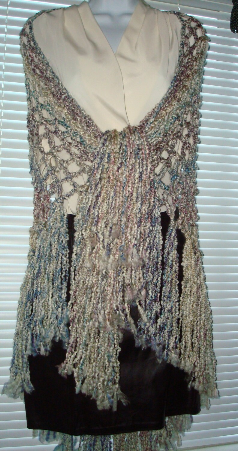 Elegantes Gliederstichtuch/Handgehäkelt/Abendtuch/Lässiges Tuch/Vielseitiges Tuch/Akzenttuch/Modeschal/Dreieckstuch Elegantes Gliederstichtuch/Handgehäkelt/Abendtuch/Lässiges Tuch/Vielseitiges Tuch/Akzenttuch/Modeschal/Dreieckstuch von BarbiesCraftingNook