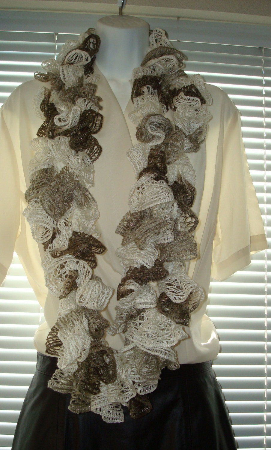 Fashion Infinity Rüschenschal Braun & Weiß/Sashay Schal/Damen Accessoires/Rüschenschal/Rüschenschal/Rüschenschal/Fashion Accessoire/Neckwrap von BarbiesCraftingNook