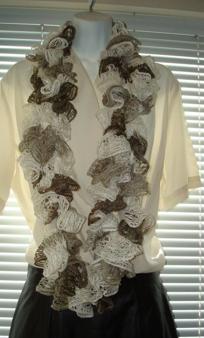 Fashion Infinity Rüschenschal Braun & Weiß/Sashay Schal/Damen Accessoires/Rüschenschal/Rüschenschal/Rüschenschal/Fashion Accessoire/Neckwrap von BarbiesCraftingNook