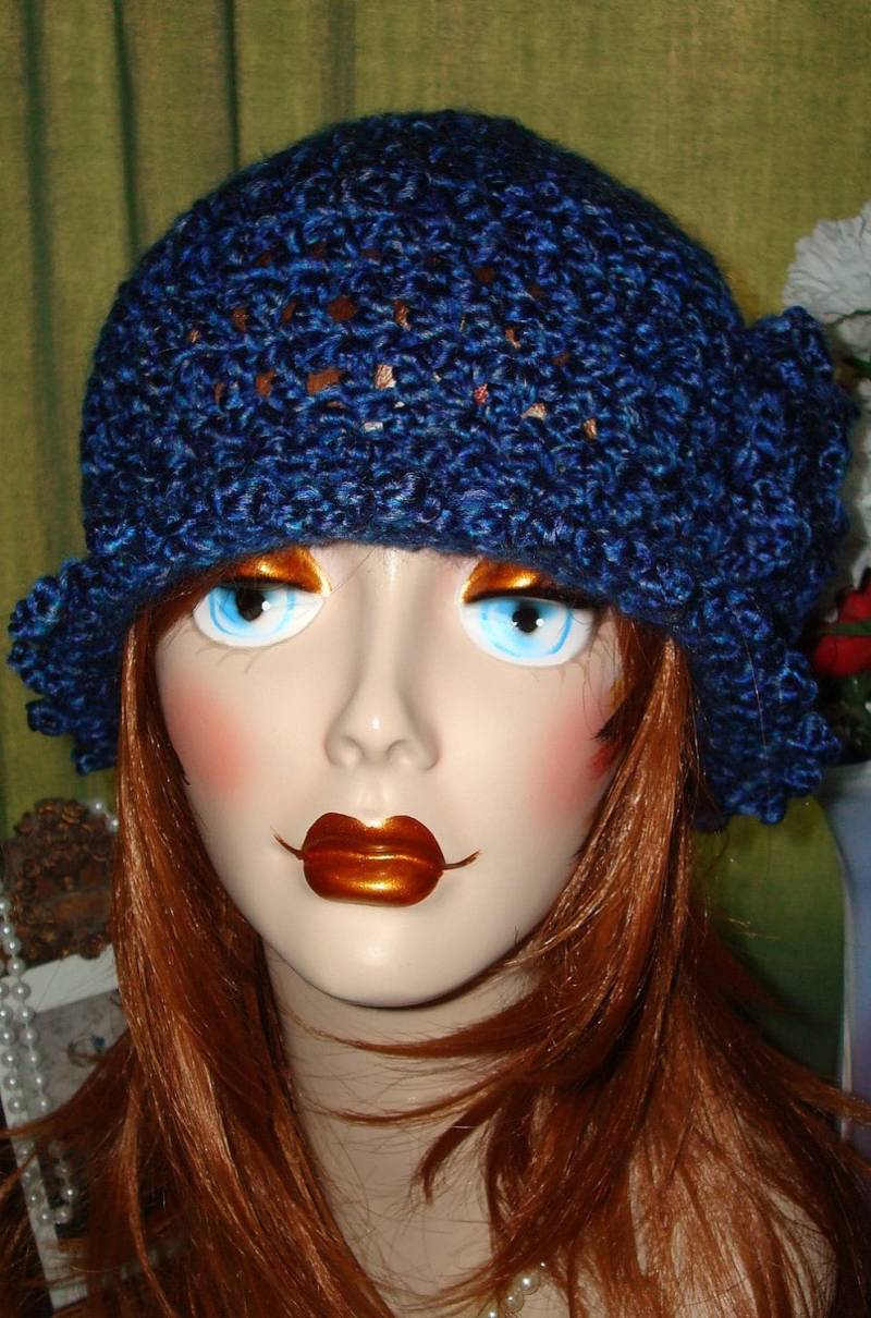 Gehäkelte Edwardian Claire Style Homespun Cloche Blau Flapper Mütze/Cloche Hut/Warme Winter Cloche/Damen Herbst Accessoires/Hut von BarbiesCraftingNook