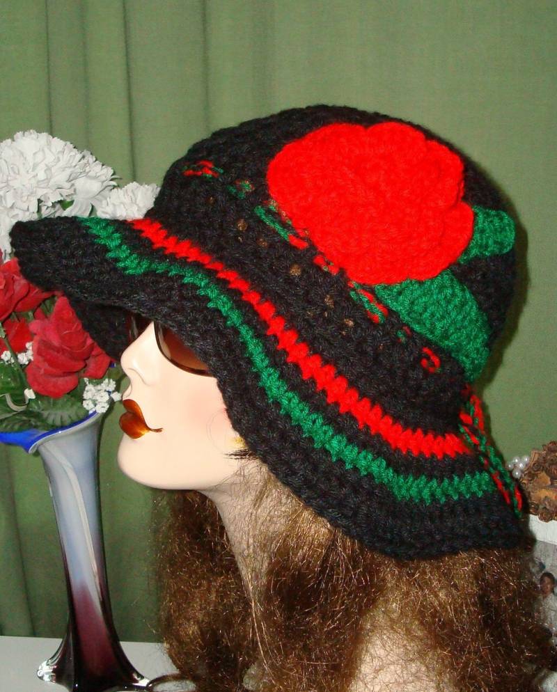 Handgehäkelte Cloche Sonnenhut Style Ii Schwarz Mit Roten Und Grünen Akzenten/Sommer Hut/Damen Accessoires/Herbst Accessoires/Mode Strand Hut von BarbiesCraftingNook