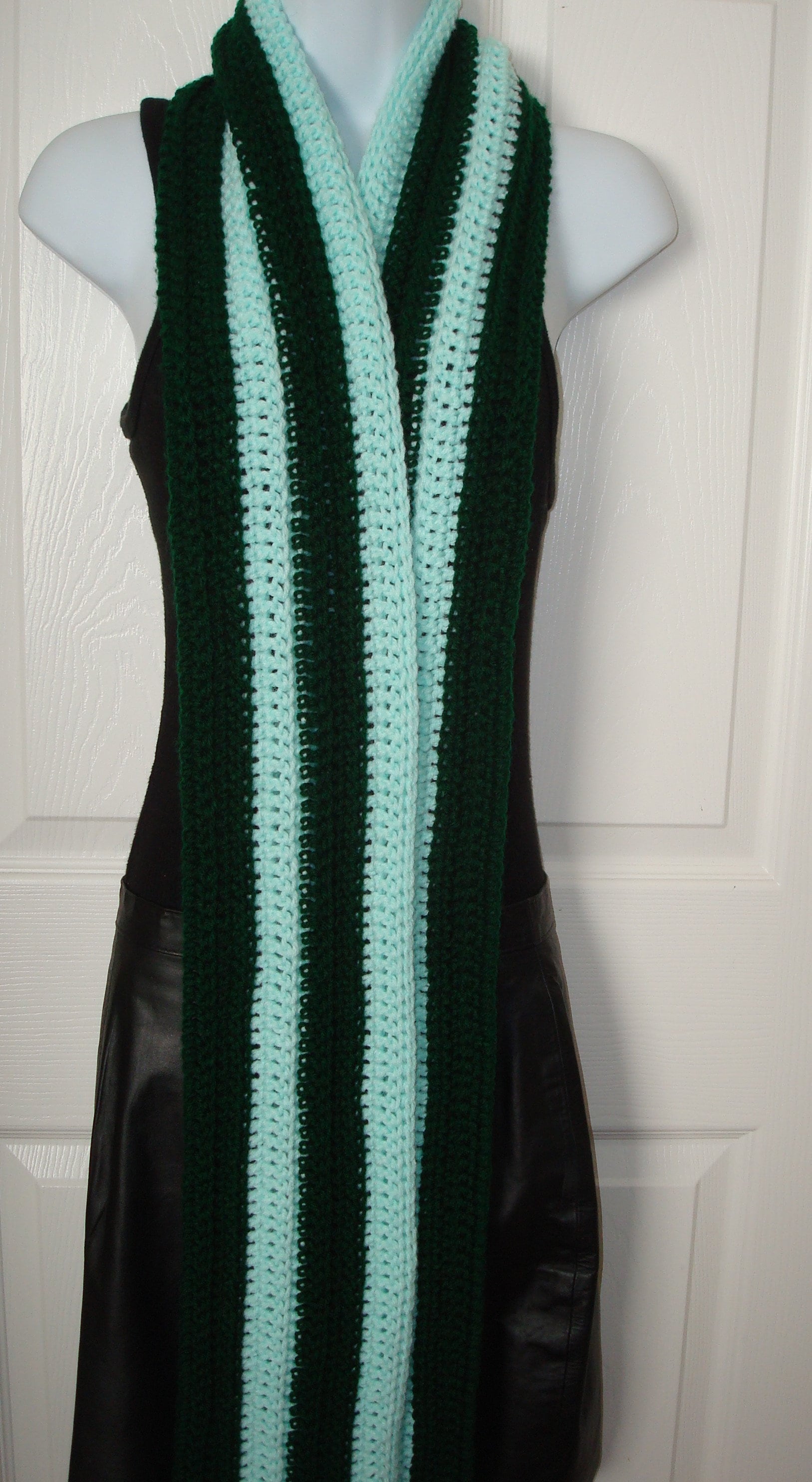 Räumung/Super Langer Handgehäkelter Gestreifter Schal Mit Fransen/Winterschal/20x18cm/Damen Accessoires/Warmer Schal/Herbstschal/Fashion von BarbiesCraftingNook