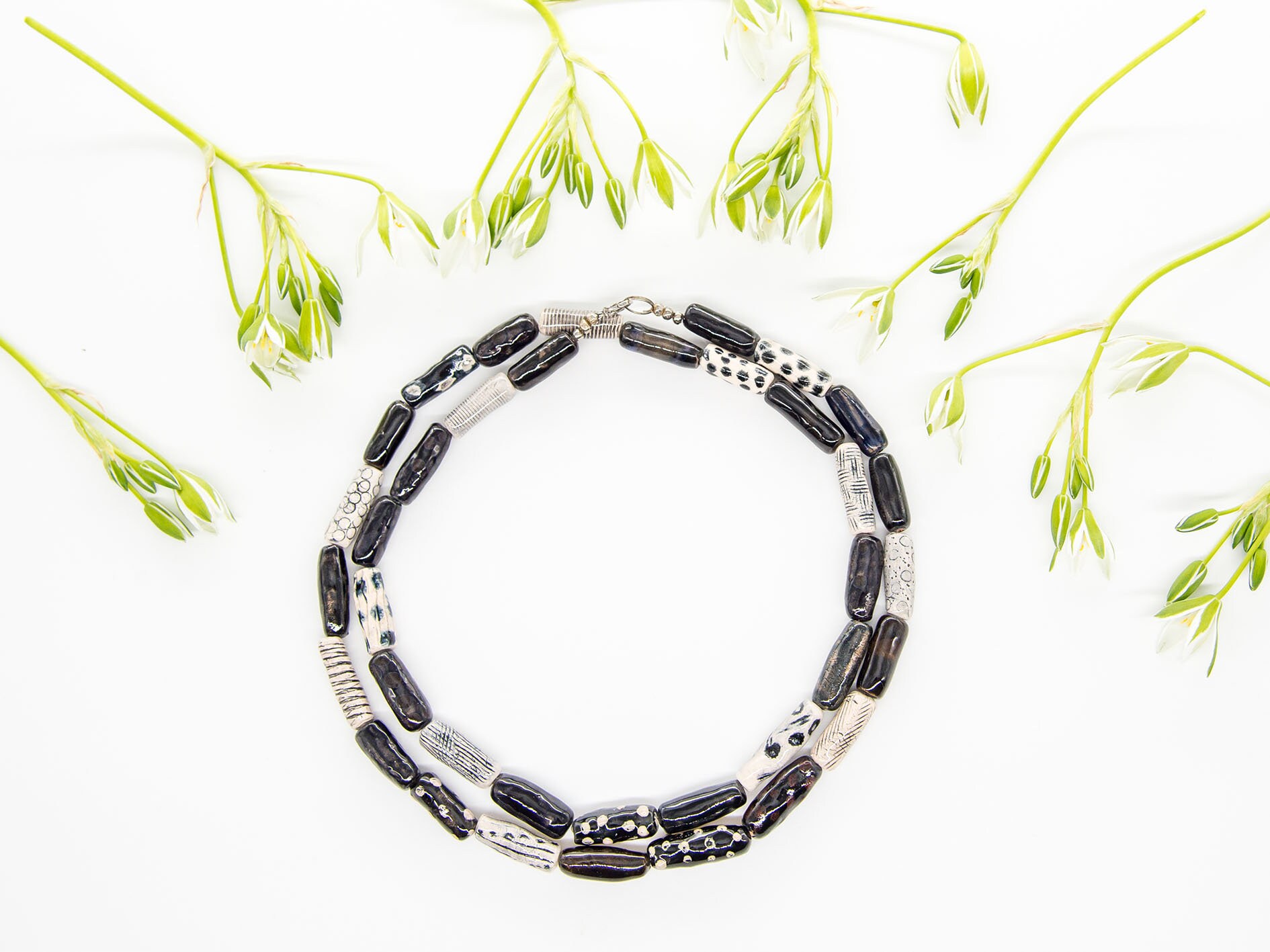 Lange Keramikkette, Doppelwickelkette, Schwarze Und Weiße Halskette, Handgemachte Nudelperlen, Elegante Halskette Lange Keramikkette, Doppelwickelkette, Schwarze Und Weiße Halskette, Handgemachte Nudelperlen, Elegante Halskette von BarboraCeramics