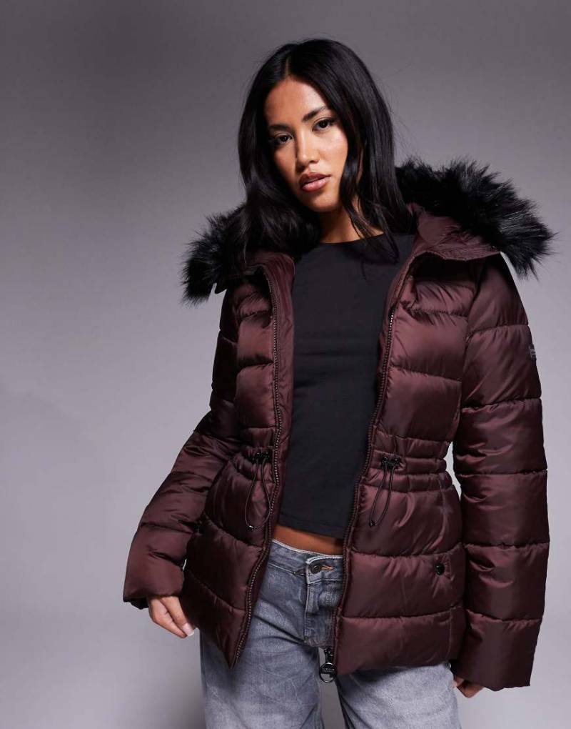 Barbour International - Cher - Pufferjacke in Burgunderrot mit Gürtel und Kunstpelz von Barbour International