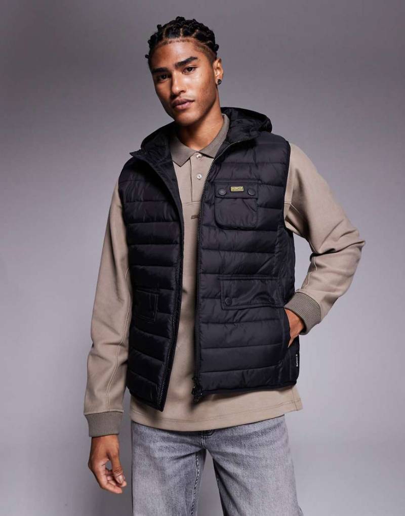 Barbour International - Ouston - Wattierte Weste in Schwarz mit Kapuze von Barbour International