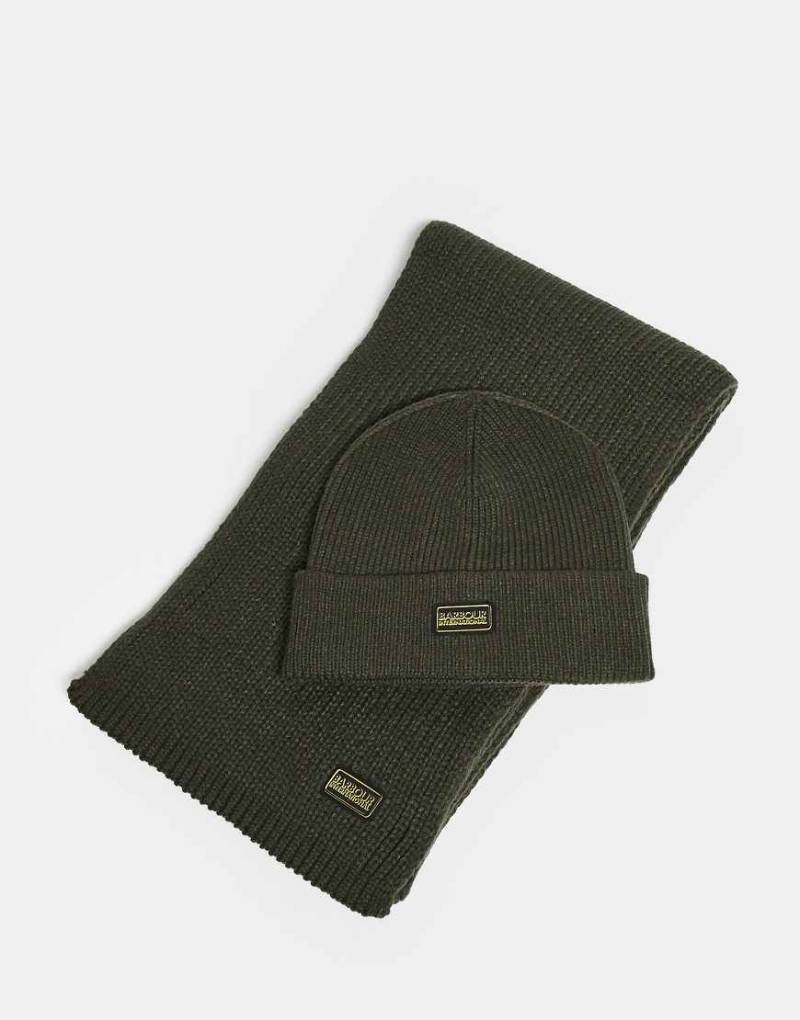 Barbour International - Sweeper Legacy - Geschenkset aus Strickmütze und Schal in Salbeigrün von Barbour International