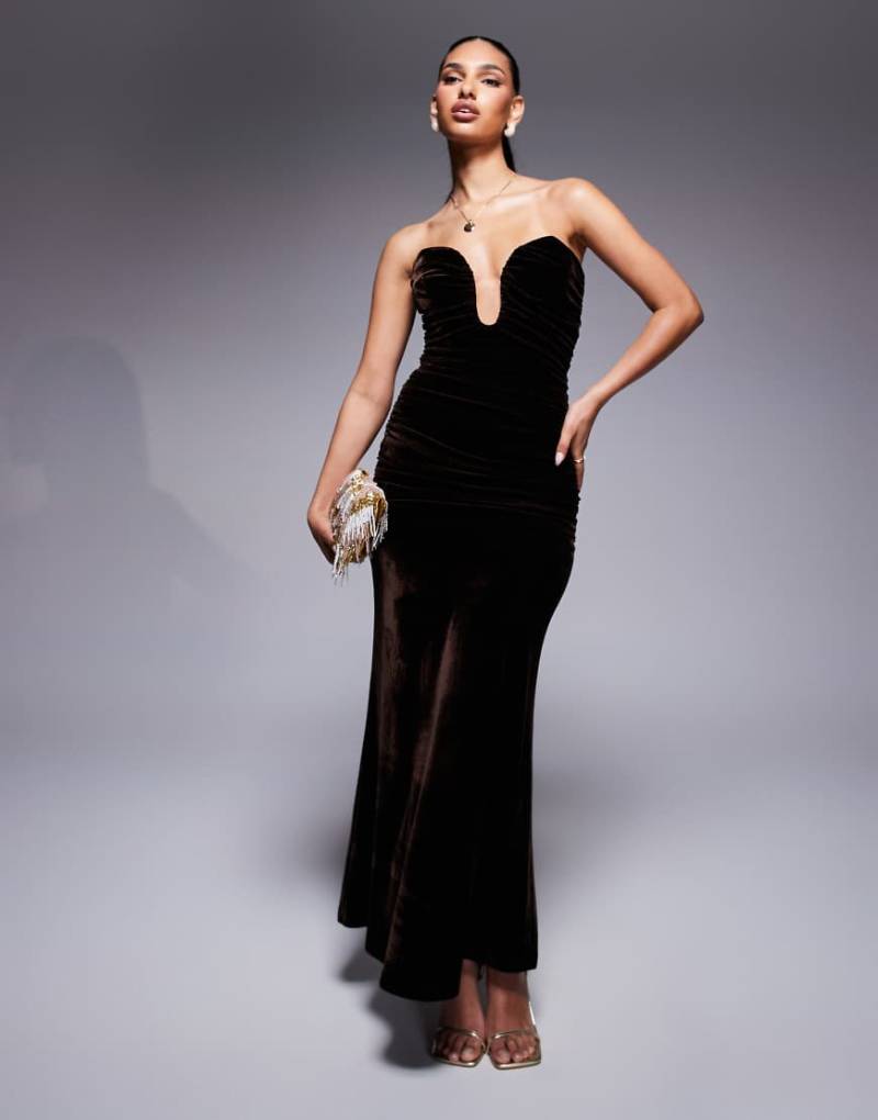 Bardot - Elvira - Samt-Maxikleid in Schokobraun mit tiefem Ausschnitt von Bardot