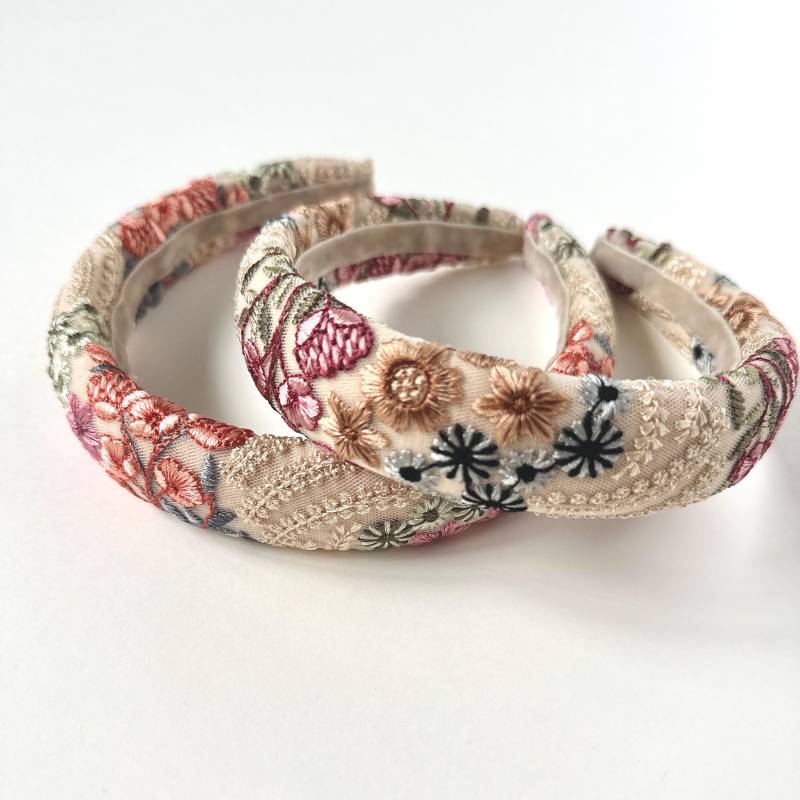 Garten Gala Boho Blumen Besticktes Stirnband | Frühlingskollektion Besticktes Saree-Band Modernes Böhmen von BardotBowGallery