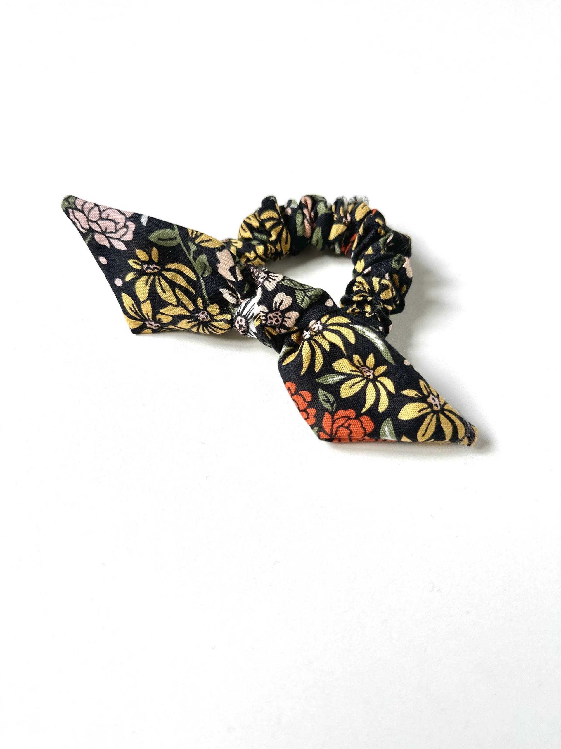 Herbst Wildblumen Zierlich Knot Scrunchie | Knoten Haargummi Mit Schleife Herbst Wildblumen Zierlich Knot Scrunchie | Knoten Haargummi Mit Schleife von BardotBowGallery
